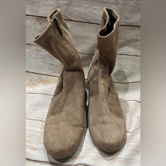 Kenneth Cole Reaction Women’s Road Stretch Faux Suede Ankle Boots Taupe Size 6.5 - Picture 3 of 8